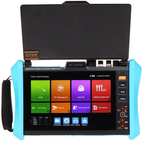 Urządzenie wielofunkcyjne z kolorowym ekranem dotykowym wyświetlającym różne aplikacje i funkcje, takie jak tester sieci i kamera IP. Panel przedni zawiera przyciski nawigacyjne oraz złącza do podłączenia kabli.