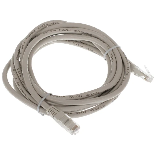 Szary patchcord o długości 30 metrów z wtykami RJ45 na obu końcach. Kabel jest zawiązany w pętlę i zabezpieczony plastikowymi opaskami.