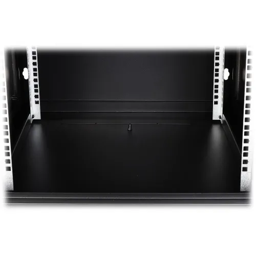 Czarny przepust kablowy zamontowany w podłodze szafy serwerowej. Widać metalowe prowadnice po bokach i gładką powierzchnię podłogi.