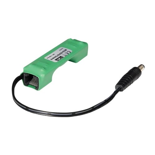 Zielona przetwornica obniżająco-stabilizująca z etykietą na górze, posiadająca z jednej strony port Ethernet, a z drugiej przewód zakończony wtykiem zasilającym. Produkt leży na białym tle, co podkreśla jego kształt i detale.