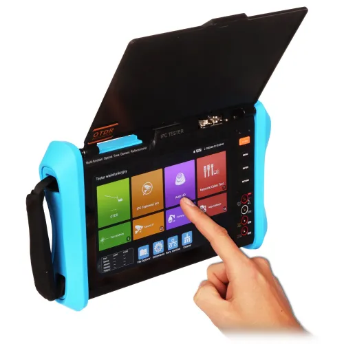 Osoba obsługuje urządzenie z ekranem dotykowym, które jest reflektometrem optycznym OTDR z testerem CCTV. Urządzenie ma niebieską obudowę ochronną i wyświetla różne opcje testowania na kolorowym ekranie.