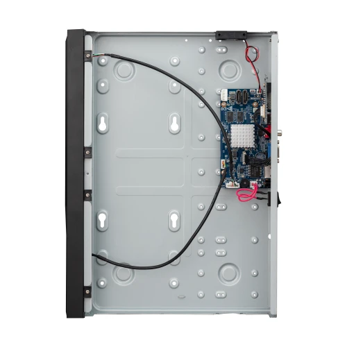 Zdjęcie przedstawia wnętrze rejestratora BCS z widoczną płytą główną i okablowaniem. Obudowa jest otwarta, ukazując szczegóły konstrukcji i rozmieszczenie komponentów elektronicznych.