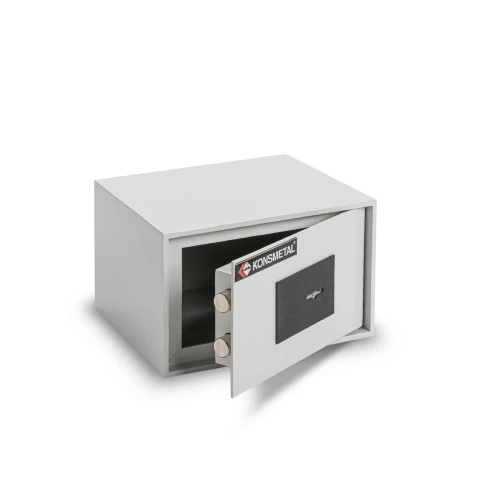 Na zdjęciu znajduje się otwarty, szary sejf z zamkiem kluczowym, umieszczony na białym tle. Wewnątrz sejfu widoczna jest pusta przestrzeń, a na drzwiach znajduje się logo producenta.