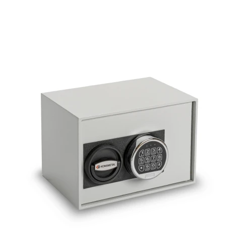 Mały, szary sejf z elektronicznym zamkiem szyfrowym i pokrętłem. Sejf ma prostokątny kształt i jest przeznaczony do przechowywania wartościowych przedmiotów.