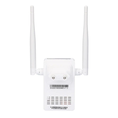 Na zdjęciu znajduje się biały wzmacniacz sygnału Wi-Fi z dwiema antenami skierowanymi do góry. Urządzenie posiada wtyczkę do gniazdka elektrycznego oraz widoczne kody kreskowe na obudowie.