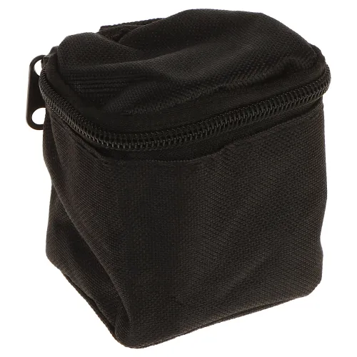 Czarne etui z zamkiem błyskawicznym, wykonane z wytrzymałego materiału. Etui ma prostokątny kształt i jest przeznaczone do przechowywania małych urządzeń.