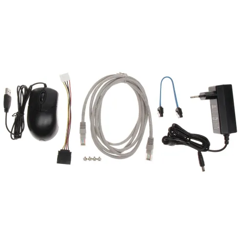 Na zdjęciu znajduje się zestaw akcesoriów komputerowych, w tym myszka, różne kable, zasilacz oraz śrubki. Elementy są ułożone na białym tle, co ułatwia ich wyraźne zobaczenie.