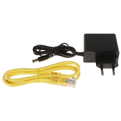 Na zdjęciu znajduje się czarny zasilacz sieciowy z wtyczką oraz żółty kabel sieciowy z wtykami RJ-45. Oba przedmioty są ułożone na białym tle.