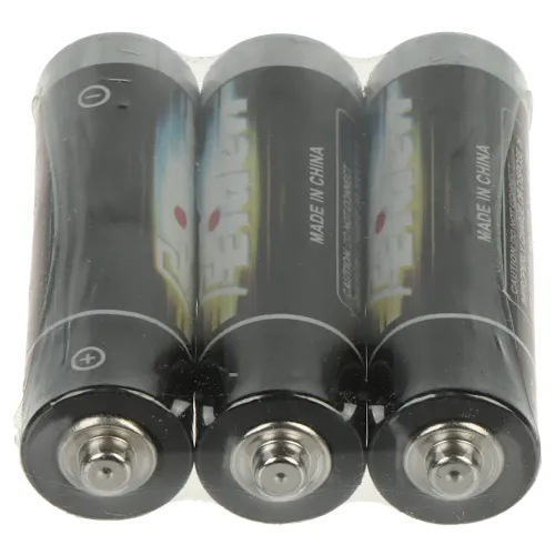 Trzy czarne baterie AA są zapakowane razem w przezroczystą folię. Na bateriach widnieje napis "Made in China" oraz logo producenta.