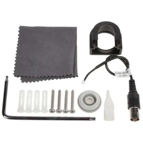 Zestaw montażowy zawiera klucz imbusowy, śruby, kołki rozporowe, uchwyt, kabel z wtyczką, rolkę oraz ściereczkę. Elementy są ułożone na białym tle, co ułatwia ich identyfikację.