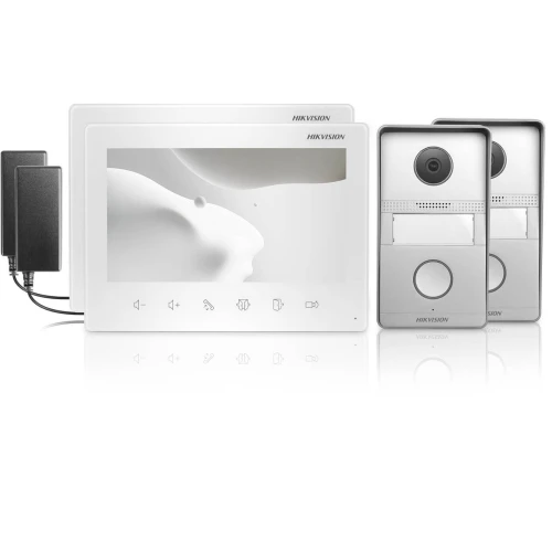 Zestaw wideodomofonu Hikvision składa się z dwóch srebrnych paneli z kamerami i białego monitora z przyciskami dotykowymi. W zestawie znajdują się również dwa zasilacze.