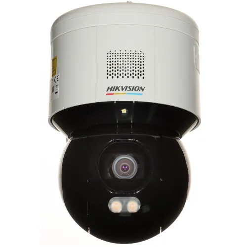 Kamera monitoringu Hikvision z widokiem od spodu, z wyraźnie widocznym obiektywem i dwoma diodami LED. Obudowa kamery jest w kolorze białym i czarnym, z logo producenta na górnej części.