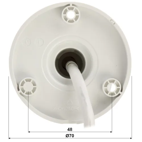 Zdjęcie przedstawia widok od spodu okrągłej podstawy montażowej kamery z centralnie umieszczonym otworem, przez który przechodzi biały kabel. Na krawędziach podstawy znajdują się cztery symetrycznie rozmieszczone otwory montażowe.