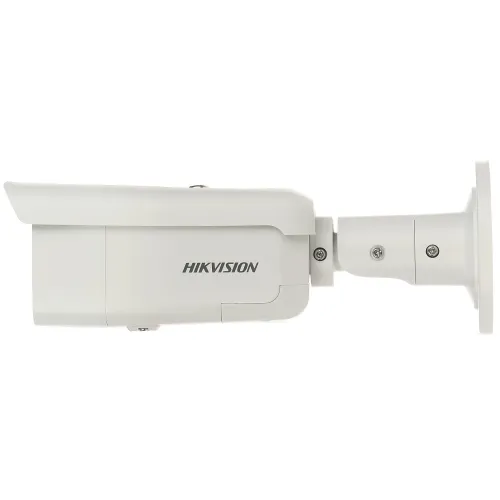 Na zdjęciu znajduje się biała kamera monitoringu marki Hikvision, widoczna z boku. Kamera ma cylindryczny kształt i jest zamontowana na regulowanym uchwycie.