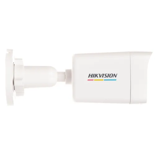 Na zdjęciu znajduje się biała kamera monitoringu marki Hikvision, widoczna z boku. Kamera ma cylindryczny kształt z logo producenta na obudowie.