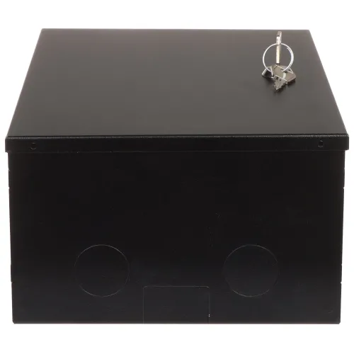 Czarny, metalowy sejf widziany z przodu, z dwoma kluczami umieszczonymi na górze. Sejf ma prostokątny kształt i gładką powierzchnię.