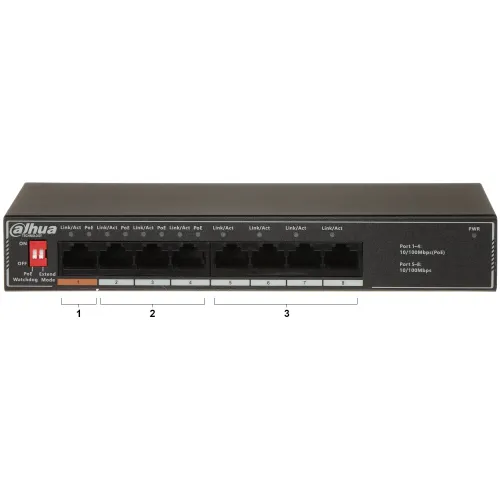 Na zdjęciu znajduje się czarny switch sieciowy Dahua z ośmioma portami Ethernet, z czego cztery są oznaczone jako PoE. Urządzenie posiada przycisk zasilania oraz diody sygnalizacyjne nad każdym portem.