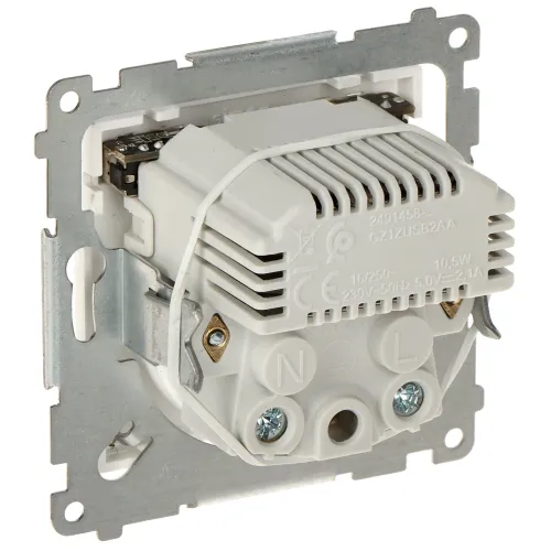 Zdjęcie przedstawia tylną część mechanizmu gniazdka elektrycznego z widocznymi oznaczeniami technicznymi i zaciskami na przewody. Element jest zamontowany na metalowej ramce montażowej.
