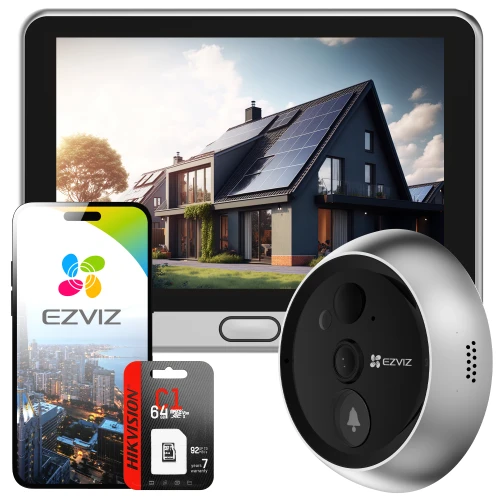 Na zdjęciu znajduje się zestaw elektronicznego wizjera do drzwi, który obejmuje okrągłe urządzenie z kamerą, wyświetlacz oraz kartę pamięci. W tle widoczny jest nowoczesny dom z panelami słonecznymi na dachu.