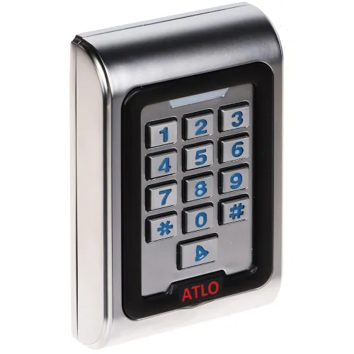Zdjęcie przedstawia metalowy zamek szyfrowy z klawiaturą numeryczną, na której znajdują się cyfry od 0 do 9 oraz symbole. Obudowa zamka jest srebrna z czarnymi elementami, a na dole widnieje czerwony napis "ATLO".