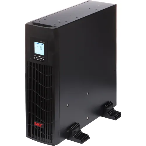 Czarny zasilacz UPS w obudowie typu rack z wyświetlaczem LCD na przednim panelu. Urządzenie stoi na dwóch plastikowych nóżkach stabilizujących.