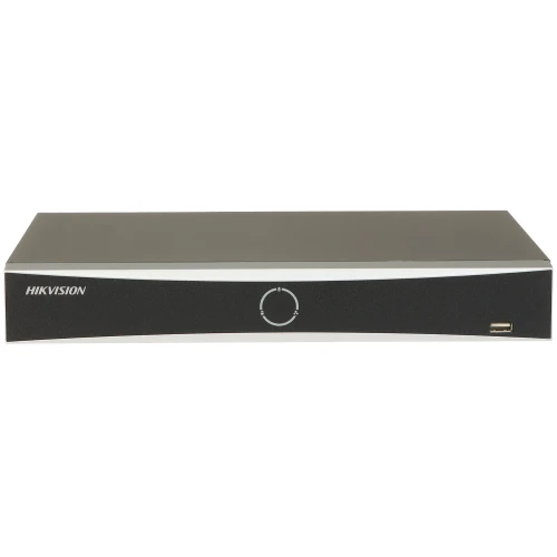 Na zdjęciu znajduje się czarny rejestrator Hikvision z prostym, nowoczesnym designem i portem USB z przodu. Urządzenie ma minimalistyczny wygląd z logo umieszczonym po lewej stronie.