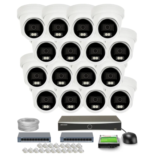 Zestaw do monitoringu składający się z szesnastu białych kamer kopułkowych, rejestratora, dwóch switchów, kabla, myszki oraz akcesoriów montażowych. Kamery są ułożone w czterech rzędach, a pozostałe elementy zestawu znajdują się poniżej.