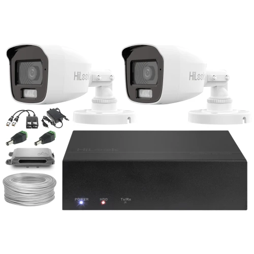 Zestaw do monitoringu składający się z dwóch białych kamer HiLook, rejestratora oraz akcesoriów takich jak kable i zasilacze. Kamery mają cylindryczny kształt i są zamontowane na regulowanych uchwytach.