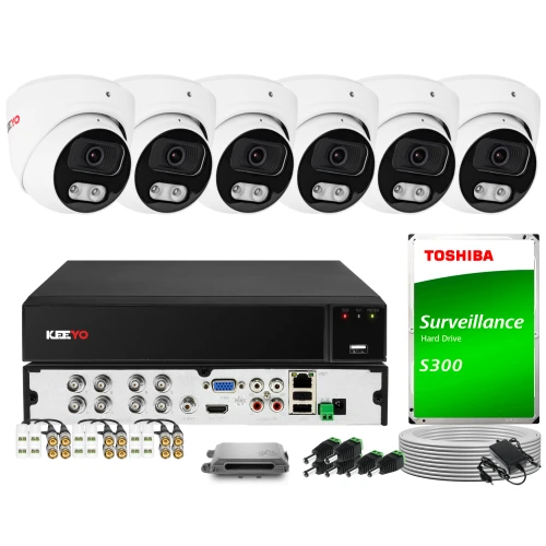Zestaw do monitoringu składający się z sześciu kamer, rejestratora, dysku twardego Toshiba oraz niezbędnych akcesoriów i kabli. Kamery są białe z czarnymi elementami, a rejestrator posiada różnorodne porty do podłączenia urządzeń.