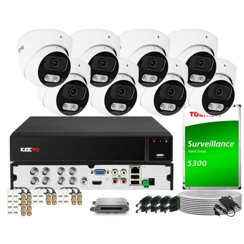Zestaw do monitoringu składający się z ośmiu białych kamer, rejestratora oraz dysku twardego Toshiba S300. W zestawie znajdują się również kable, zasilacze i inne akcesoria montażowe.