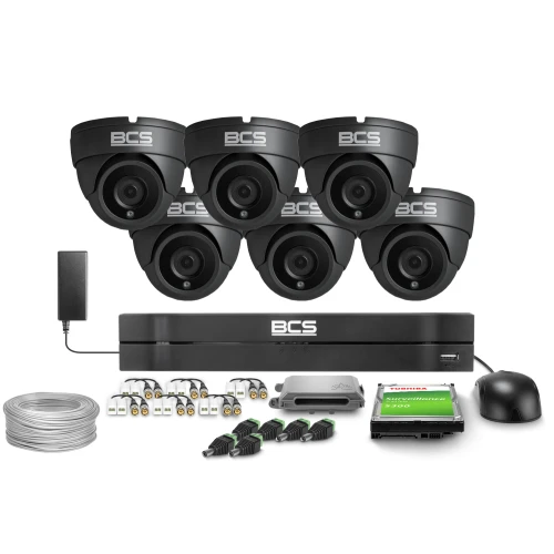 Zestaw do monitoringu składa się z sześciu czarnych kamer BCS, rejestratora, dysku twardego Toshiba oraz niezbędnych akcesoriów, takich jak kable i złącza. Wszystkie elementy są rozmieszczone na białym tle, prezentując kompletny system zabezpieczeń.