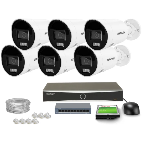 Zestaw do monitoringu składający się z sześciu białych kamer Hikvision, rejestratora, dysku twardego Toshiba, kabla, myszki oraz złączek. Kamery są cylindryczne, a rejestrator ma prostokątny kształt z minimalistycznym designem.