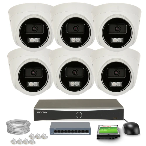 Zestaw do monitoringu składający się z sześciu białych kamer kopułkowych, rejestratora, kabla, przełącznika sieciowego, dysku twardego i akcesoriów montażowych. Kamery są ułożone w dwóch rzędach po trzy, a pozostałe elementy zestawu znajdują się poniżej.