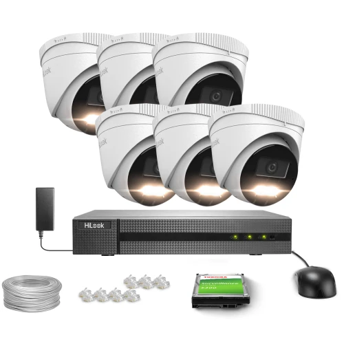 Zestaw do monitoringu składający się z sześciu białych kamer kopułkowych, rejestratora HiLook, dysku twardego Toshiba, kabla, wtyków oraz myszki. Kamery są ułożone w dwóch rzędach nad rejestratorem i akcesoriami.