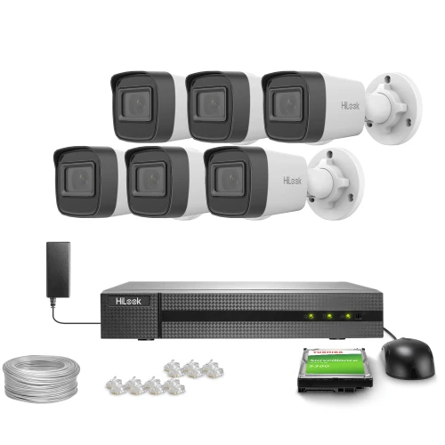 Zestaw do monitoringu składający się z sześciu kamer HiLook zamontowanych na ścianie, rejestratora, kabla, wtyczek oraz dysku twardego. Na zdjęciu widoczna jest również mysz komputerowa i zasilacz.