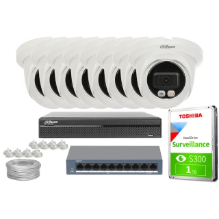 Zestaw do monitoringu składający się z ośmiu białych kamer kopułkowych Dahua, rejestratora, dysku twardego Toshiba o pojemności 1 TB, przełącznika sieciowego oraz kabli i złączek. Elementy są rozmieszczone na białym tle, prezentując kompletny system nadzoru.
