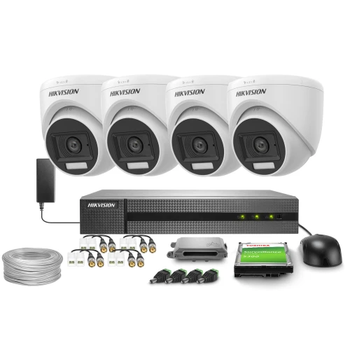 Zestaw do monitoringu Hikvision składa się z czterech kamer, rejestratora, zasilacza, okablowania oraz akcesoriów montażowych. Na zdjęciu widoczna jest również karta pamięci Toshiba o pojemności 32 GB i myszka.