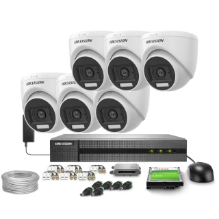 Zestaw do monitoringu Hikvision składający się z sześciu kamer, rejestratora, okablowania i akcesoriów montażowych. Na zdjęciu widoczna jest również karta pamięci i myszka komputerowa.