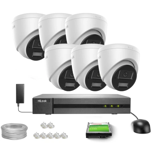 Na zdjęciu znajduje się zestaw do monitoringu składający się z pięciu białych kamer kopułkowych, rejestratora, dysku twardego, zasilacza, kabla oraz złączek. Wszystkie elementy są ułożone na białym tle, a kamery mają logo HiLook.