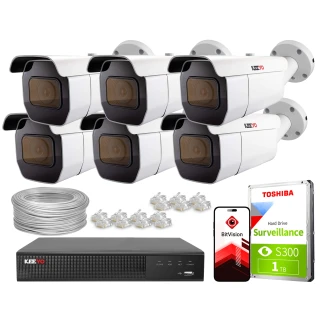 Zestaw do monitoringu IP składający się z sześciu białych kamer, rejestratora, dysku twardego Toshiba oraz akcesoriów montażowych. Na zdjęciu widoczny jest również kabel sieciowy i aplikacja BitVision na smartfonie.