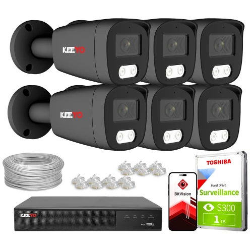 Na zdjęciu znajduje się zestaw do monitoringu, który obejmuje sześć kamer, rejestrator, dysk twardy Toshiba o pojemności 1 TB, kabel oraz złącza sieciowe. Obok sprzętu widoczny jest również telefon z aplikacją BitVision.