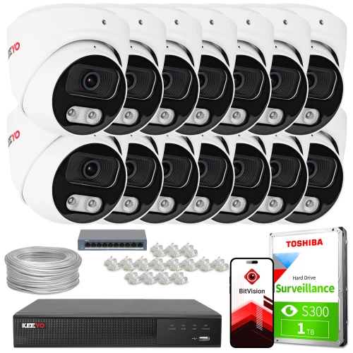 Zestaw do monitoringu składający się z dziesięciu białych kamer kopułkowych, rejestratora, dysku twardego Toshiba, kabla oraz akcesoriów montażowych. Na zdjęciu widoczna jest również aplikacja BitVision na ekranie smartfona.