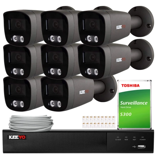 Zestaw do monitoringu składający się z sześciu kamer IP marki KEEYO, rejestratora, dysku twardego Toshiba S300 oraz akcesoriów montażowych. Kamery mają cylindryczny kształt i są przeznaczone do montażu na ścianie.