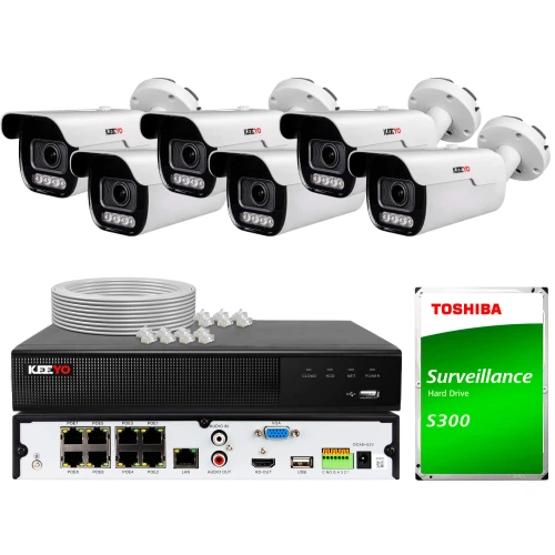 Na zdjęciu znajduje się zestaw do monitoringu, który obejmuje sześć kamer, rejestrator oraz dysk twardy Toshiba S300. Kamery są białe z czarnymi elementami, a rejestrator posiada różne porty i złącza na przednim panelu.