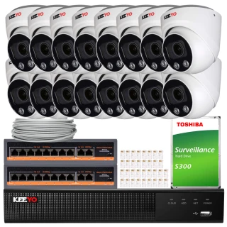 Na zdjęciu znajduje się zestaw do monitoringu, który obejmuje dwanaście kamer, rejestrator, dysk twardy Toshiba oraz akcesoria montażowe. Kamery są białe z czarnymi elementami, a rejestrator i dysk są oznaczone markami Keeyo i Toshiba.