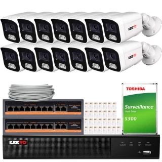 Zestaw do monitoringu składający się z dwunastu kamer, rejestratora, dysku twardego Toshiba oraz kabli i akcesoriów montażowych. Kamery są białe z czarnymi elementami, a rejestrator i dysk są oznaczone odpowiednimi logotypami.