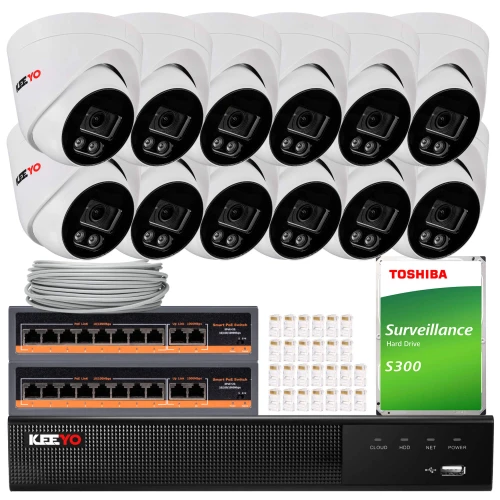 Zestaw do monitoringu składający się z dwunastu białych kamer, dwóch rejestratorów, dysku twardego Toshiba S300 oraz kabla i złączek. Elementy są ułożone na białym tle, prezentując kompletny system nadzoru.