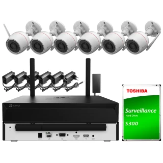 Zestaw do monitoringu składający się z sześciu białych kamer, rejestratora z antenami oraz dysku twardego Toshiba S300. W zestawie znajdują się również zasilacze do kamer i różne porty na rejestratorze.