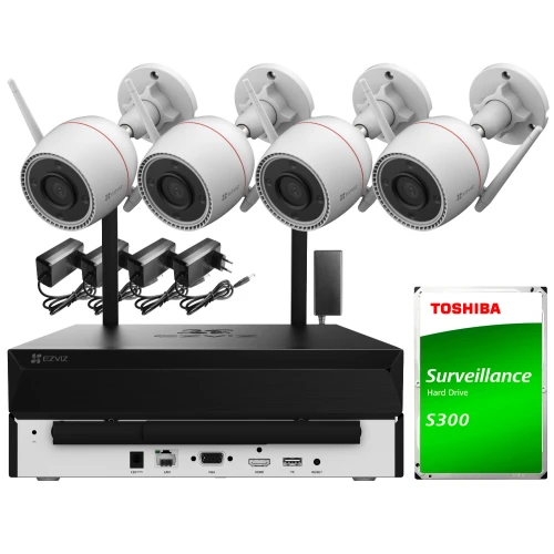 Zestaw do monitoringu Wi-Fi składający się z czterech białych kamer, rejestratora oraz dysku twardego Toshiba S300. Kamery są wyposażone w uchwyty montażowe, a rejestrator posiada różne porty do podłączenia urządzeń.