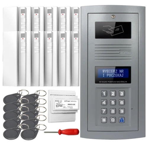 Zestaw domofonowy cyfrowy składający się z panelu z klawiaturą numeryczną, wyświetlaczem i czytnikiem kart zbliżeniowych, kilku breloków RFID, śrubokręta oraz modułu elektronicznego. W tle widoczne są białe unifony do komunikacji wewnętrznej.